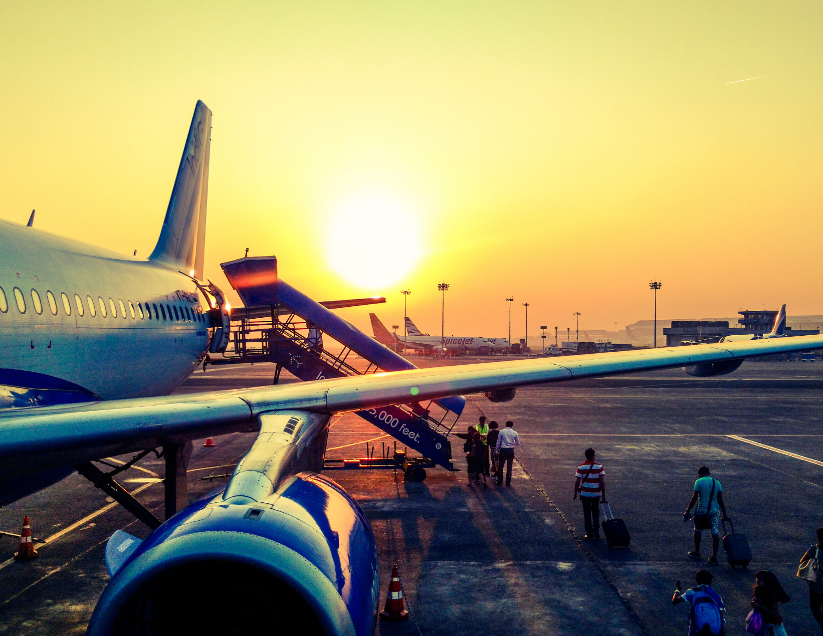 Avión en una posición dentro de un aeropuerto.